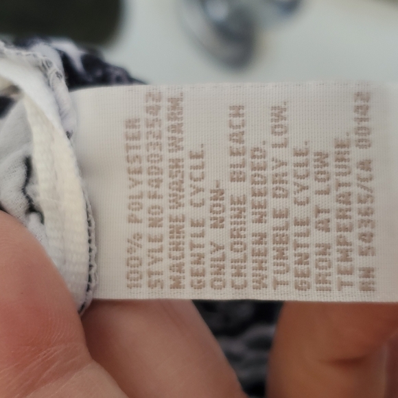 3/$30 TanJay Petites Stretch Pleat Sleeveless Top - Picture 6 of 6